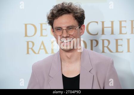 KAMRAD, Musiker, Roter Teppich, Roter Teppich Show, Ankunft, Ankunft, Verleihung des Deutschen Radiopreises 2023 in Hamburg am 07.09.2022, *** KAMRAD, Musiker, Roter Teppich, Roter Teppich Show, Anreise, Ankunft, Deutscher Rundfunkpreis 2023 in Hamburg am 07 09 2022, Credit: Imago/Alamy Live News Stockfoto