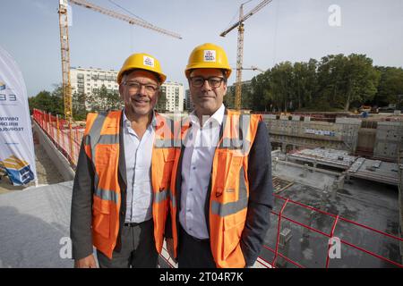 RTBF-Generaldirektor Jean-Paul Philippot und VRT-CEO Frederik Delaplace posieren für den Fotografen während einer Zeremonie anlässlich der Grundlegung des ersten Steins des neuen Hauptquartiers des flämischen öffentlich-rechtlichen Rundfunks VRT am Mittwoch, den 4. Oktober 2023 in Brüssel. BELGA FOTO NICOLAS MAETERLINCK Stockfoto