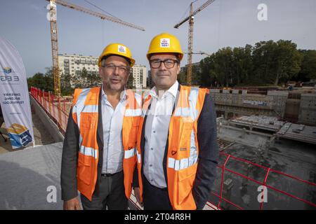 RTBF-Generaldirektor Jean-Paul Philippot und VRT-CEO Frederik Delaplace posieren für den Fotografen während einer Zeremonie anlässlich der Grundlegung des ersten Steins des neuen Hauptquartiers des flämischen öffentlich-rechtlichen Rundfunks VRT am Mittwoch, den 4. Oktober 2023 in Brüssel. BELGA FOTO NICOLAS MAETERLINCK Stockfoto