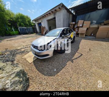 Tiflis, Georgien - 26. Juli 2022: Gebrochene graue Volkswagen Limousine Taxi Auto. Stockfoto