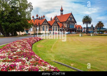 Rotorua, Neuseeland - 30. Januar 2010: Fachwerkfassade des Rotorua Museums Te Whare Taonga o Te Arawa, eines lokalen Museums und einer Kunstgalerie im Gove Stockfoto