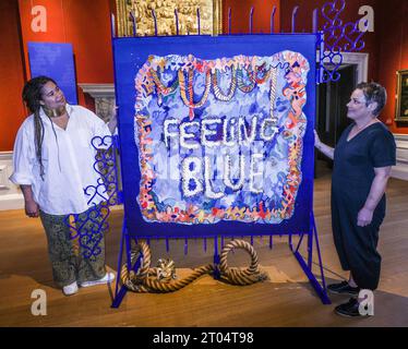 London, Großbritannien. Oktober 2023. Royal Museums Greenwich enthüllte eine große neue auftragseröffnung im Queen's House. Das Stück von Alberta Whittle, das mit Meisterweber und Kollaborateurin Naomi Robertson (links) in Edinburgh von Dovecot gewebt wurde. Wird auf pulverbeschichteten Stahltüren ausgestellt, die von Whittle entworfen und in den Glasgow Sculpture Studios hergestellt wurden. Quelle: Paul Quezada-Neiman/Alamy Live News Stockfoto