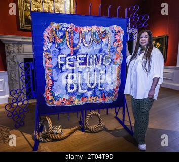 London, Großbritannien. Oktober 2023. Royal Museums Greenwich enthüllte eine große neue auftragseröffnung im Queen's House das Stück von Alberta Whittle (im Bild) heißt „Feeling Blue“ und wurde in Edinburgh von Dovecot gewebt. Wird auf pulverbeschichteten Stahltüren ausgestellt, die von Whittle entworfen und in den Glasgow Sculpture Studios hergestellt wurden. Quelle: Paul Quezada-Neiman/Alamy Live News Stockfoto