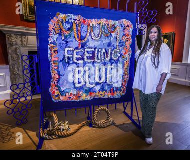 London, Großbritannien. Oktober 2023. Royal Museums Greenwich enthüllte eine große neue auftragseröffnung im Queen's House. Das Stück von Alberta Whittle heißt „Feeling Blue“ und wurde in Edinburgh von Dovecot gewebt. Wird auf pulverbeschichteten Stahltüren ausgestellt, die von Whittle entworfen und in den Glasgow Sculpture Studios hergestellt wurden. Quelle: Paul Quezada-Neiman/Alamy Live News Stockfoto