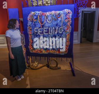 London, Großbritannien. Oktober 2023. Der Begriff „Feeling Blue“ stammt vermutlich aus der Zeit, als die Schiffe früher eine blaue Flagge trugen und Offiziere blaue Armbänder trugen, wenn ein Kapitän oder Offizier auf See starb Credit: Paul Quezada-Neiman/Alamy Live News Stockfoto