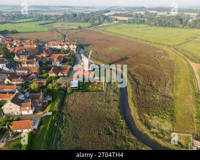 Aus der Vogelperspektive Cley-next-the-Sea und Windmühle von Drone, Cley, Norfolk, Großbritannien Stockfoto