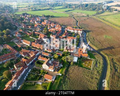 Aus der Vogelperspektive Cley-next-the-Sea und Windmühle von Drone, Cley, Norfolk, Großbritannien Stockfoto