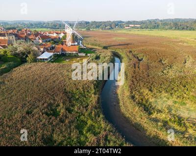 Aus der Vogelperspektive Cley-next-the-Sea und Windmühle von Drone, Cley, Norfolk, Großbritannien Stockfoto