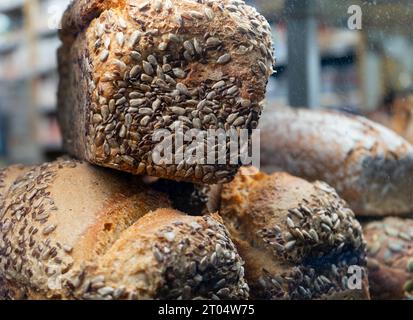 In einem Fenster einer traditionellen Bäckerei in Venedig, Italien, werden mehrere Brotlaibe ausgestellt Stockfoto