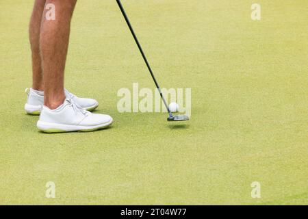 Nahaufnahme eines Golfers, der sich auf den letzten Schuss auf dem Grün vorbereitet, der an einem sonnigen Tag in Mexiko den Schuss auf dem Grün macht. Selektiver Fokus Stockfoto