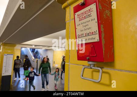 U-Bahnhof Hermannplatz, U8, Bahnsteig, BVG, Öffentlicher Nahverkehr, Berlin Stockfoto