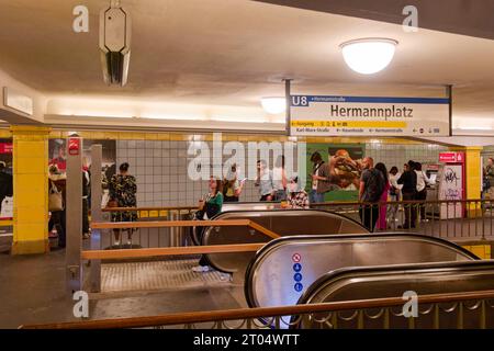 U-Bahnhof Hermannplatz, U7, Bahnsteig, BVG, oeffentlicher Nahverkehr, Berlin Stockfoto