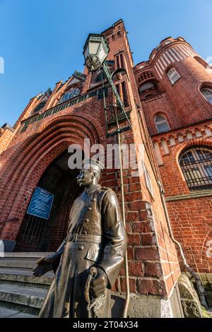 Statue des Hauptmann von Köpenick, Rathaus, Backsteingotik, Altstadt, Köpenick, Berlin, Deutschland, Europa Stockfoto