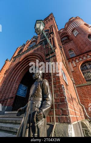 Statue des Hauptmann von Köpenick, Rathaus, Backsteingotik, Altstadt, Köpenick, Berlin, Deutschland, Europa Stockfoto