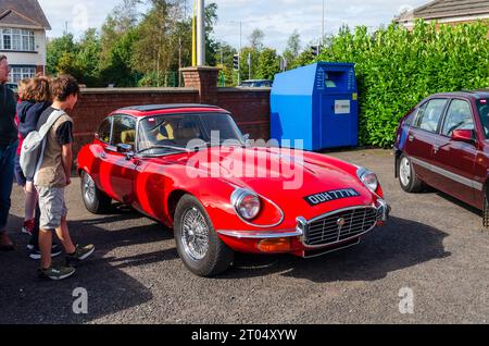 Carryduff, County Down, Nordirland 23. September 2023 – der rote E-Type wird von Menschen auf der Autoshow bewundert Stockfoto