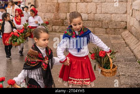 10. Januar 2023 - AMARANTE, PORTUGAL: Kinder in traditioneller Kleidung auf dem Festival Sao Gonsalo Stockfoto