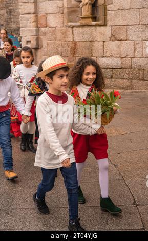 10. Januar 2023 - AMARANTE, PORTUGAL: Kinder in traditioneller Kleidung auf dem Festival Sao Gonsalo Stockfoto