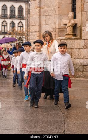 10. Januar 2023 - AMARANTE, PORTUGAL: Kinder in traditioneller Kleidung auf dem Festival Sao Gonsalo Stockfoto