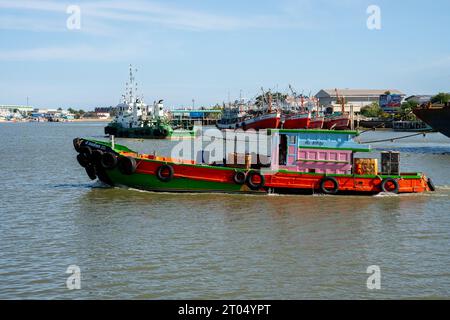 Ein thailändisches Fischerboot auf dem Tha Chin River in der Nähe des Mahachai Markts im Mueang Samut Sakhon District Thailand Asien Stockfoto