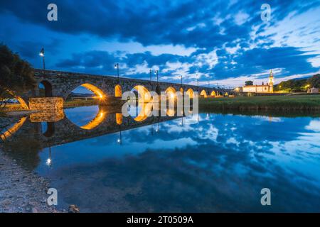 Abend an der mittelalterlichen Brücke in Ponte de Lima, Portugal. Stockfoto