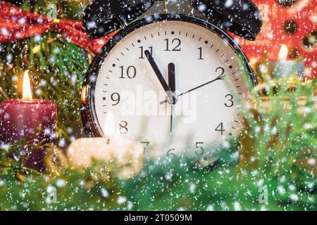 Der Wecker zeigt an, dass es in fünf Minuten zwölf Uhr ist, das neue Jahr. Fünf Minuten bis zwölf, Silvester. Nahaufnahme. Neujahr b Stockfoto