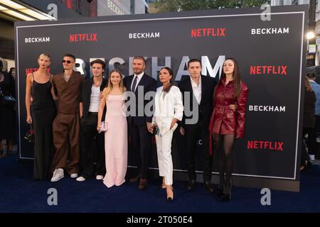 London, Großbritannien. Oktober 2023. (L-R) Mia Regan, Romeo Beckham, Cruz Beckham, Harper Beckham, David Beckham, Victoria Beckham, Brooklyn Beckham und Peltz Beckham nehmen an der Netflix-Serie der Beckham Premiere Arrivals im Londoner Curzons Mayfair Teil. Quelle: S.A.M./Alamy Live News Stockfoto