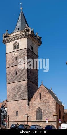 Obernai, Frankreich - 09 07 2023: Die Weinstraße. Blick auf den Belfried von Obernai vom Platz Stockfoto