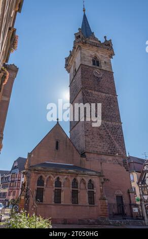 Obernai, Frankreich - 09 07 2023: Die Weinstraße. Blick auf den Belfried von Obernai vom Platz Stockfoto