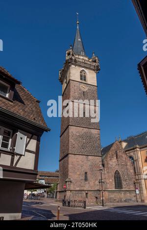 Obernai, Frankreich - 09 07 2023: Die Weinstraße. Blick auf den Belfried von Obernai vom Platz Stockfoto