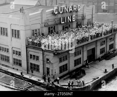 Das Cunard-Gebäude in den Docks in New York. Dieses Foto stammt von einem nicht zugeschriebenen persönlichen Fotoalbum einer Kreuzfahrt nach New York vom 29. Juni bis 13. August 1956. Segeln von Liverpool an Bord des Cunard-Schiffes M.V. Britannic und Rückfahrt von New York nach Southampton an Bord des Cunard-Schiffes R.M.S. Queen Mary. Die durchschnittliche Größe der Originalfotos betrug 4 x 3 Zoll. Stockfoto