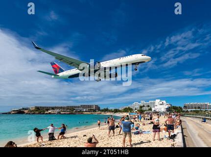 Ein Niedrigwinkelfoto einer Delta Boeing 757-232, die in Maho Beach in Saint Martin landet Stockfoto