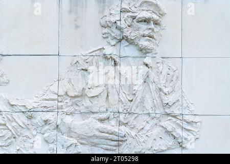 Skulpturenensemble und Gedenkstätte für Kommandeur Ernesto Che Guevara. Steinrelief zu Ehren des Eingangs von Che in der Stadt. Santa Clara, Kuba, 2023 Stockfoto