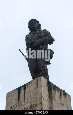 Skulpturenensemble und Gedenkstätte für Kommandeur Ernesto Che Guevara. Flacher Blick auf die Bronzestatue Santa Clara, Kuba, 2023 Stockfoto