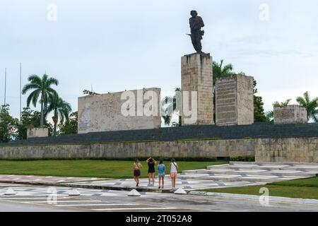 Skulpturenensemble und Gedenkstätte für Kommandeur Ernesto Che Guevara. Eine kleine Gruppe weiblicher Touristen besucht das National Monument Structure.Santa CLA Stockfoto