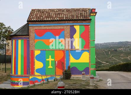 La Morra, Piemont, Italien - 8. September 2022: Die Kapelle der Madonna delle Grazie. Am häufigsten Cappella del Barolo oder Cappella delle Brunate in der Nähe von La Stockfoto