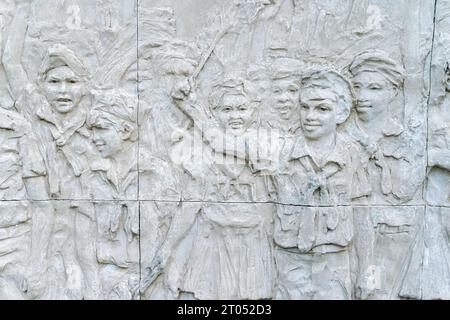 Skulpturenensemble und Gedenkstätte für Kommandeur Ernesto Che Guevara. Steinkunst einer Gruppe von Kindern in Studentenuniformen. Santa Clara, Kuba, 2023 Stockfoto