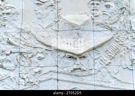 Skulpturenensemble und Gedenkstätte für Kommandeur Ernesto Che Guevara. BAS-Relief eines männlichen Menschen mit Hut (wahrscheinlich Camilo Cienfuegos).Santa Clara, Kuba Stockfoto