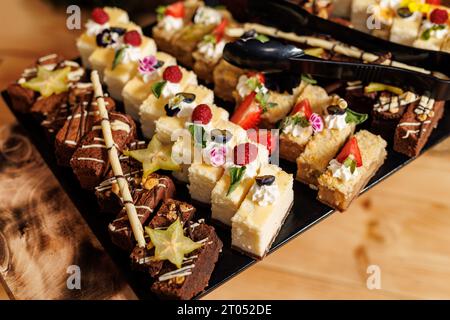 Süße Kuchen und Desserts am Buffet Stockfoto