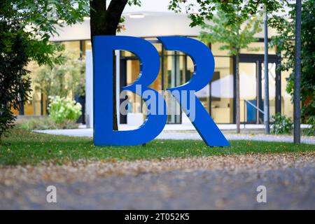 Das Logo des Bayerischen Rundfunks BR auf dem Studiogelände vor dem TV-Duell der Sendung BR24 Wahl - die Konfrontation zur Landtagswahl 2023 im BR-Studio in Nürnberg. Der Bayerische Rundfunk ist die Landesrundfunkanstalt im Freistaat Bayern mit Sitz in München. Er ist Mitglied der Arbeitsgemeinschaft der öffentlich-rechtlichen Rundfunkanstalten der Bundesrepublik Deutschland ARD und hat die Rechtsform einer Anstalt des öffentlichen Rechts. Themenbild, Symbolbild Nürnberg, 03.10.2023 Bayern Deutschland *** das Logo des Bayerischen Rundfunks BR auf dem Ateliergelände vor dem TV Stockfoto