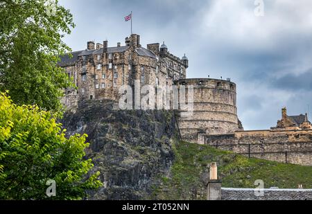 Britische Flagge von Union Jack, die von Edinburgh Castle auf Felsvorsprüngen fliegt, Edinburgh, Schottland, Vereinigtes Königreich Stockfoto