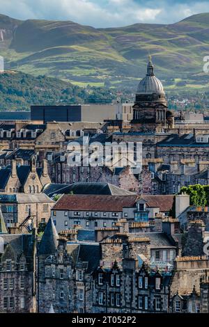 Blick auf die Skyline der Stadt mit Old College Dome und Pentlands Hills in der Ferne, Edinburgh, Schottland, Großbritannien Stockfoto