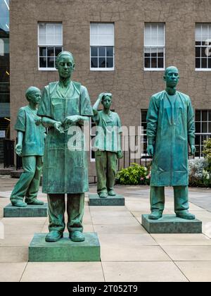 Bronze-Gedenkstatuen des medizinischen und pflegenden Personals des NHS während der COVID-19 durch den Bildhauer Kenny Hunter, Royal College of Surgeons, Edinburgh, Schottland, Vereinigtes Königreich Stockfoto