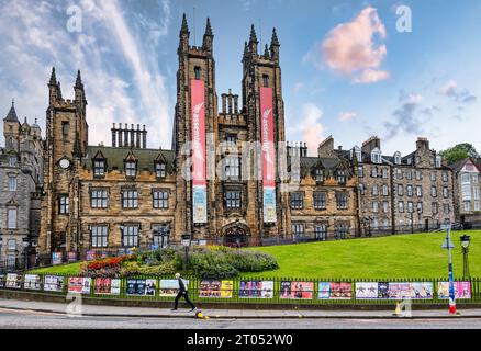 Montage auf dem Hügel während des Edinburgh Festivals Fringe mit Pringe Show Poster auf dem Geländer, schottland, Großbritannien Stockfoto