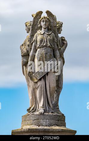 Religiöse Steinstatue von drei Engeln, East Saltoun Village, East Lothian, Schottland, Großbritannien Stockfoto