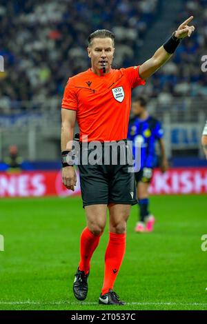 Mailand, Italien. Oktober 2023. Schiedsrichter Danny Makkelie war beim UEFA Champions League-Spiel zwischen Inter und Benfica bei Giuseppe Meazza in Mailand zu sehen. (Foto: Gonzales Photo/Alamy Live News Stockfoto