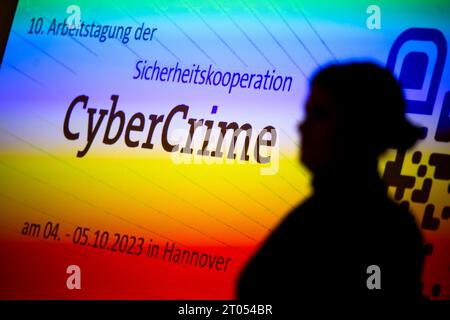 Hannover, Deutschland. Oktober 2023. Ein Moderator steht auf der Jahrestagung der Cybercrime 2023 Security Cooperation. Die Konferenz „Cyberkriminalität bekämpfen 4,0“ wird vom Landeskriminalamt Niedersachsen gemeinsam mit dem Branchenverband Bitkom organisiert. Quelle: Julian Stratenschulte/dpa/Alamy Live News Stockfoto