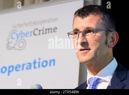 Hannover, Deutschland. Oktober 2023. Friedo de Vries, Präsident des Landeskriminalamtes LKA Niedersachsen, spricht auf der Jahrestagung der Sicherheitskooperation Cybercrime 2023.die Konferenz unter dem Titel Cybercrimebekämpfung 4,0 4,0 wird vom Landeskriminalamt Niedersachsen gemeinsam mit dem Branchenverband Bitkom organisiert. Quelle: Julian Stratenschulte/dpa/Alamy Live News Stockfoto