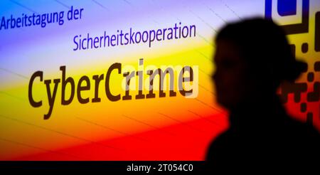 Hannover, Deutschland. Oktober 2023. Ein Moderator steht auf der Jahrestagung der Cybercrime 2023 Security Cooperation. Die Konferenz „Cyberkriminalität bekämpfen 4,0“ wird vom Landeskriminalamt Niedersachsen gemeinsam mit dem Branchenverband Bitkom organisiert. Quelle: Julian Stratenschulte/dpa/Alamy Live News Stockfoto