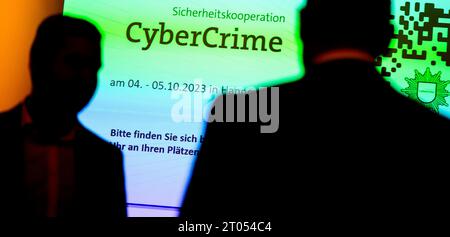 Hannover, Deutschland. Oktober 2023. Die Teilnehmer nehmen an der jährlichen Konferenz der Cybercrime 2023 Security Cooperation Teil. Die Konferenz „Bekämpfung der Cyberkriminalität 4,0“ wird vom Landeskriminalamt Niedersachsen gemeinsam mit dem Branchenverband Bitkom organisiert. Quelle: Julian Stratenschulte/dpa/Alamy Live News Stockfoto