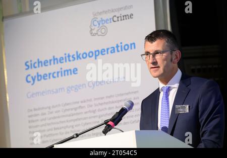 Hannover, Deutschland. Oktober 2023. Friedo de Vries, Präsident des Landeskriminalamtes LKA Niedersachsen, spricht auf der Jahrestagung der Sicherheitskooperation Cybercrime 2023.die Konferenz unter dem Titel Cybercrimebekämpfung 4,0 4,0 wird vom Landeskriminalamt Niedersachsen gemeinsam mit dem Branchenverband Bitkom organisiert. Quelle: Julian Stratenschulte/dpa/Alamy Live News Stockfoto